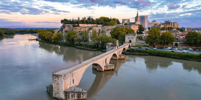 Drohnenansicht der Brücke von Avignon (oder Pont Saint-Bénezet) und des Papstpalastes - Bildnachweis: Julien Audigier