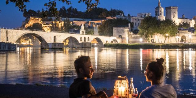 Vue romantique du Pont Saint-Bénezet (ou Pont d'Avignon) et du Palais des Papes depuis l'île de la Barthelasse - Crédit photo : Frédéric Dahm / Empreintes d'Ailleurs