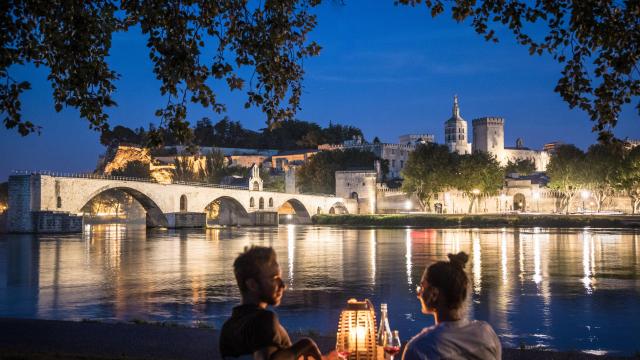 Vue romantique du Pont Saint-Bénezet (ou Pont d'Avignon) et du Palais des Papes depuis l'île de la Barthelasse - Crédit photo : Frédéric Dahm / Empreintes d'Ailleurs