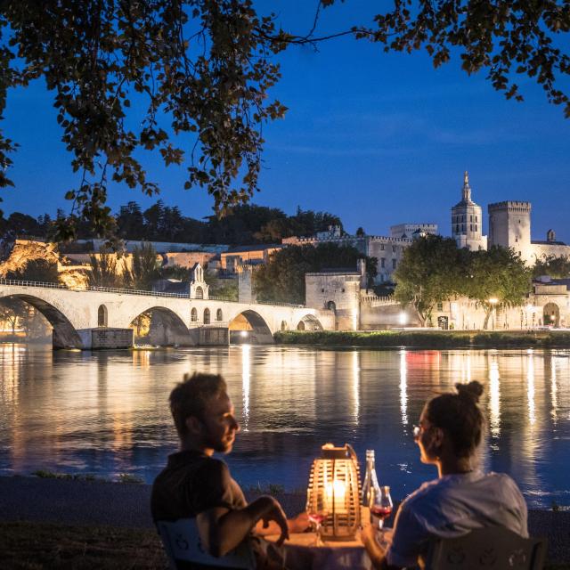 Vue romantique du Pont Saint-Bénezet (ou Pont d'Avignon) et du Palais des Papes depuis l'île de la Barthelasse - Crédit photo : Frédéric Dahm / Empreintes d'Ailleurs