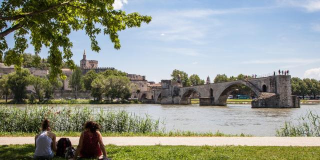 View of the Pont Saint-Bénezet (or Pont d'Avignon) and the Palais des Papes from Barthelasse island - Photo credit: Frédéric Dahm / Empreintes d'Ailleurs