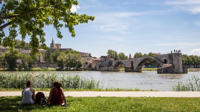 Vue sur le Pont Saint-Bénezet (ou Pont d'Avignon) et du Palais des Papes depuis l'île de la Barthelasse - Crédit photo : Frédéric Dahm / Empreintes d'Ailleurs