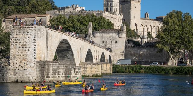 Vista del Pont Saint-Bénezet (o Pont d'Avignon) dall'Ile de la Barthelasse con turisti in canoa sul Rodano - Foto: Frédéric Dahm / Empreintes d'Ailleurs