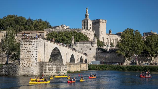 Vue sur le Pont Saint-Bénezet (ou Pont d'Avignon) depuis l'île de la Barthelasse avec des touristes faisant du canoë sur le Rhône - Crédit photo : Frédéric Dahm / Empreintes d'Ailleurs