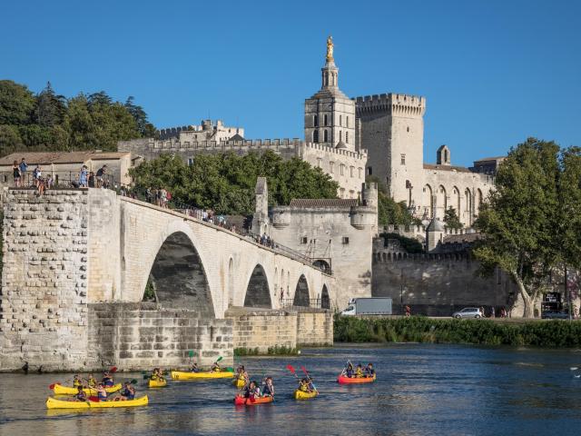 Vue sur le Pont Saint-Bénezet (ou Pont d'Avignon) depuis l'île de la Barthelasse avec des touristes faisant du canoë sur le Rhône - Crédit photo : Frédéric Dahm / Empreintes d'Ailleurs