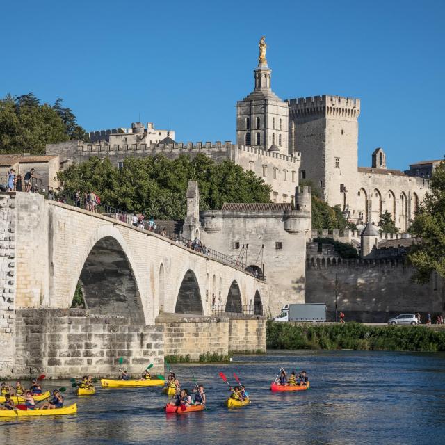 Vista del Pont Saint-Bénezet (o Pont d'Avignon) desde la Ile de la Barthelasse con turistas navegando en canoa por el Ródano - Crédito de la foto: Frédéric Dahm / Empreintes d'Ailleurs