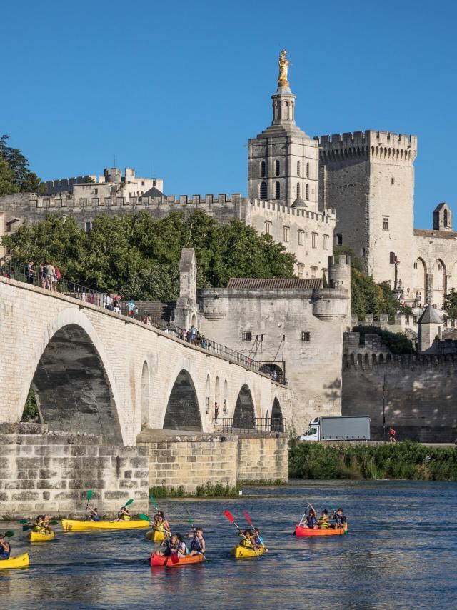 Vue sur le Pont Saint-Bénezet (ou Pont d'Avignon) depuis l'île de la Barthelasse avec des touristes faisant du canoë sur le Rhône - Crédit photo : Frédéric Dahm / Empreintes d'Ailleurs