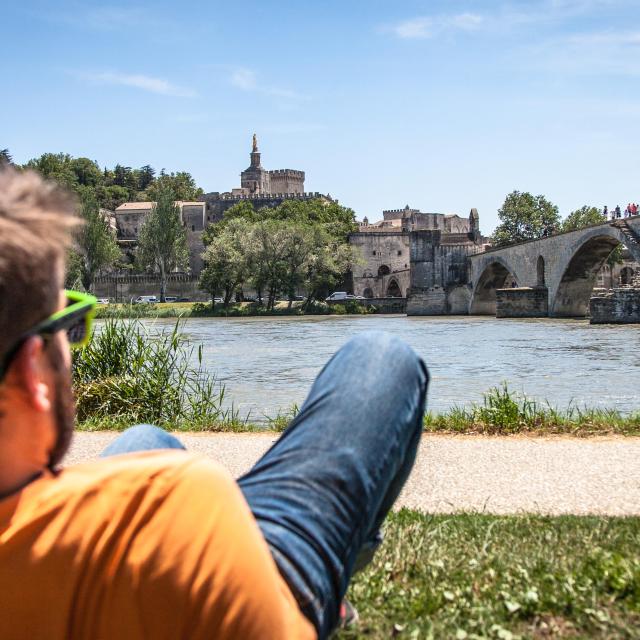 Garçon assis sur la Barthelasse face au Pont d'Avignon. Crédit : Frédéric Dahm / Empreintes d'Ailleurs