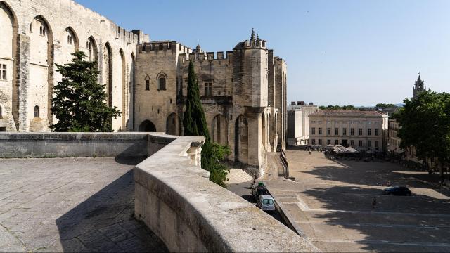 Palais des Papes depuis la montée du rocher des Doms