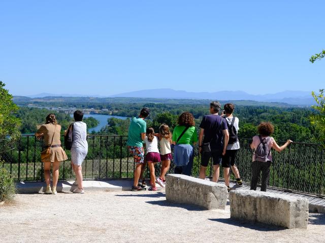 Turisti sul Rocher des Doms