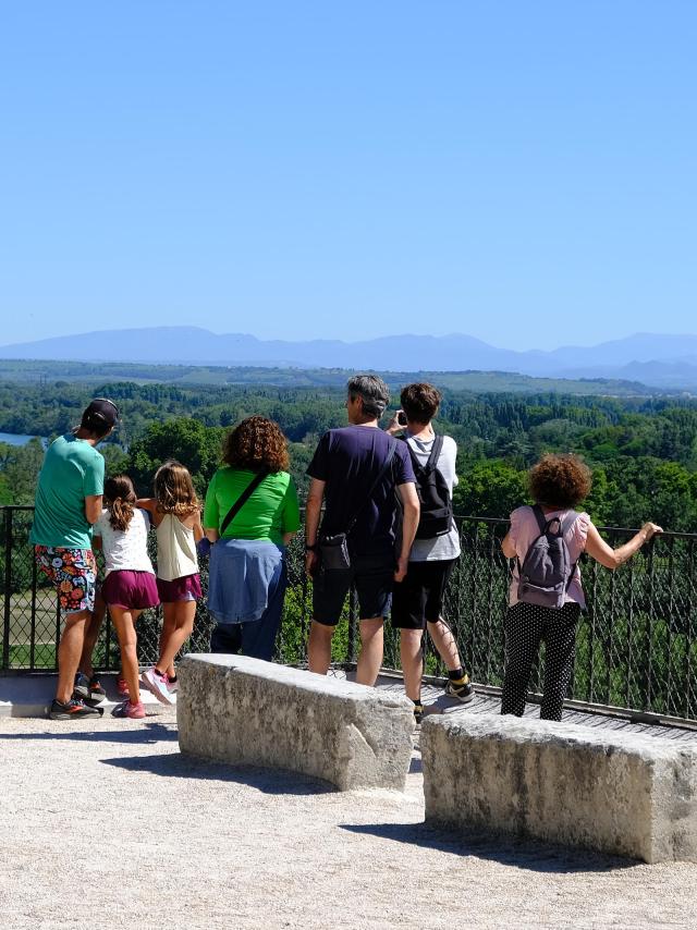 Touristes sur le rocher des Doms