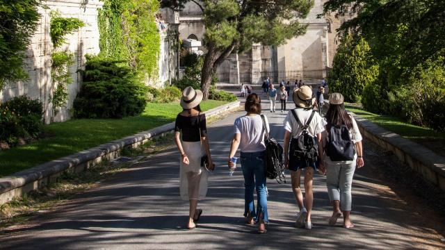 Touristes sur la montée du rocher des Doms. Crédit : Frédéric Dahm / Empreintes d'Ailleurs