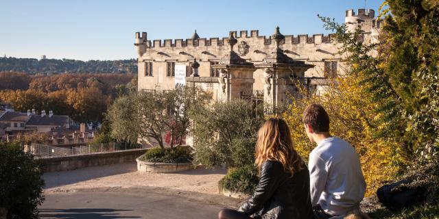 Couple seated in front of the Petit Palais museum. Credit: Frédéric Dahm / Empreintes d'Ailleurs