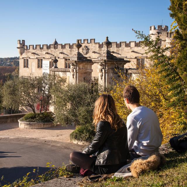 Couple assis devant le musée du Petit Palais. Crédit : Frédéric Dahm / Empreintes d'Ailleurs