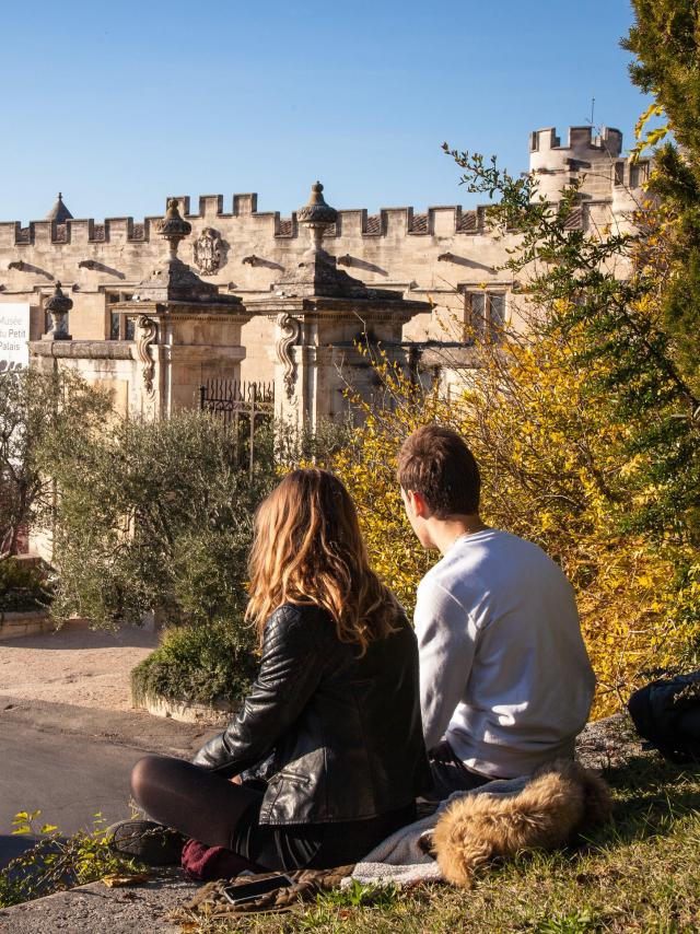 Couple assis devant le musée du Petit Palais. Crédit : Frédéric Dahm / Empreintes d'Ailleurs