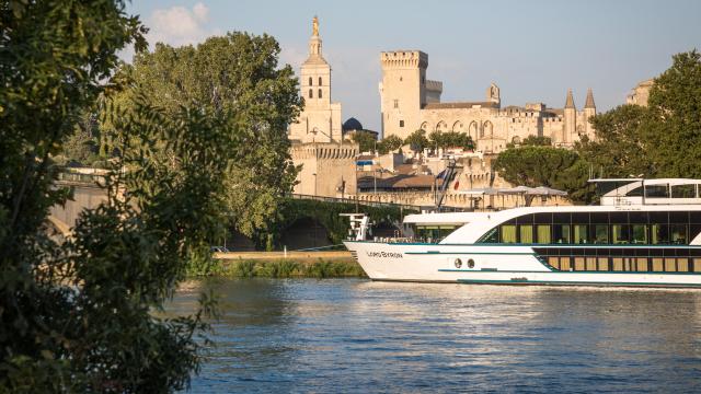 Avignon depuis la Barthelasse avec une péniche naviguant sur le Rhône