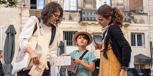 Famille jouant à Intrigue dans la Ville