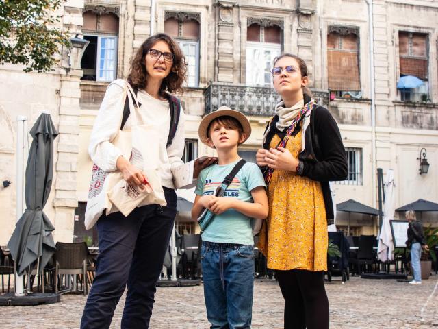 Famille jouant à Intrigue dans la Ville