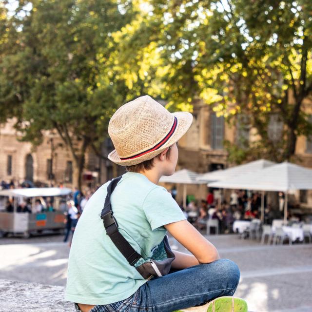 Place du Palais des Papes. Crédit : De Beaux Lents Demains