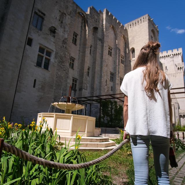 Touriste dans les jardins pontificaux