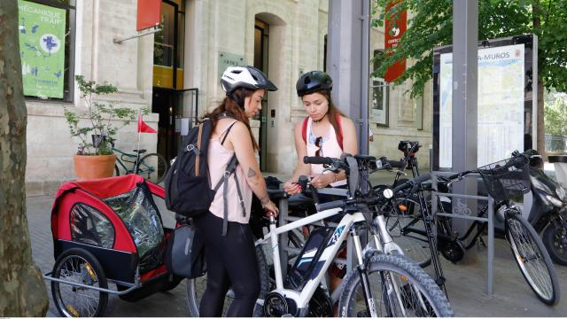 Attaches vélo devant l'office de tourisme. Crédit : Alain Hocquel / VPA