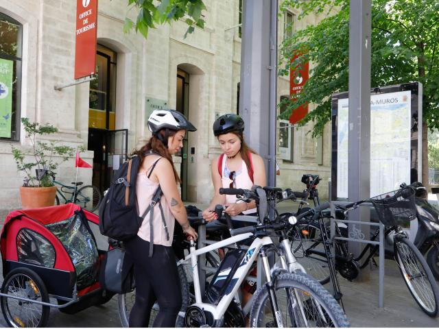 Attaches vélo devant l'office de tourisme. Crédit : Alain Hocquel / VPA