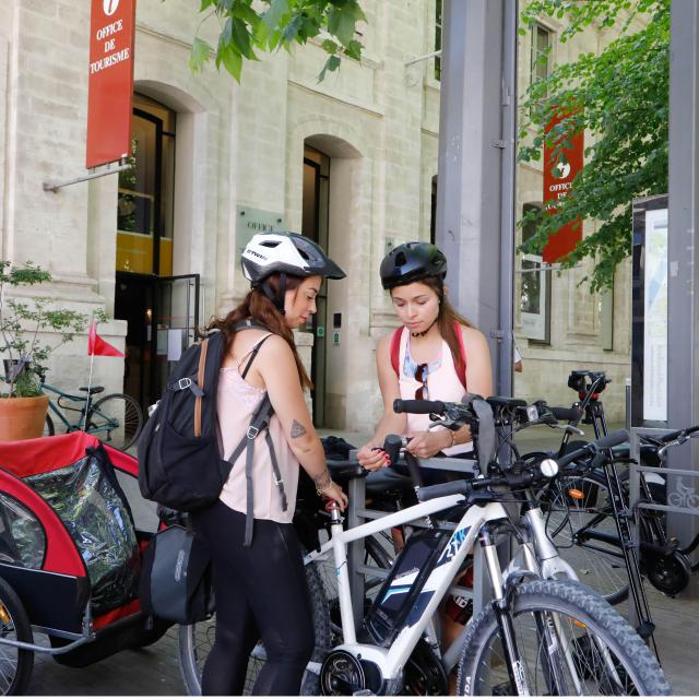 Attaches vélo devant l'office de tourisme. Crédit : Alain Hocquel / VPA