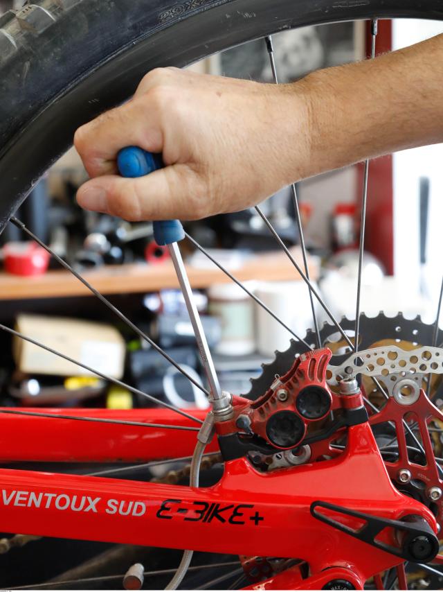 Bicycle repair. Credit: Alain Hocquel / VPA