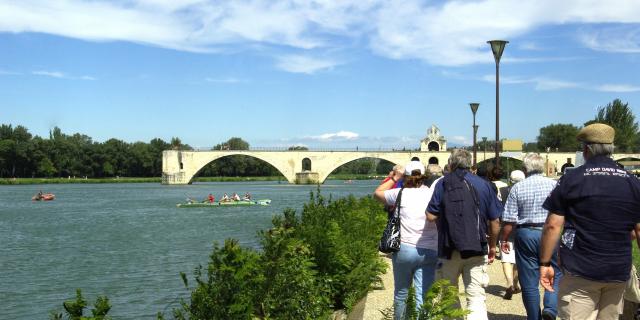 Groupe devant le pont d'Avignon