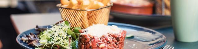 Tartare di bistecca e patatine fritte