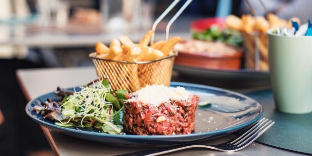 Tartare di bistecca e patatine fritte