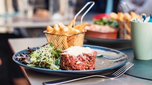 Tartare di bistecca e patatine fritte