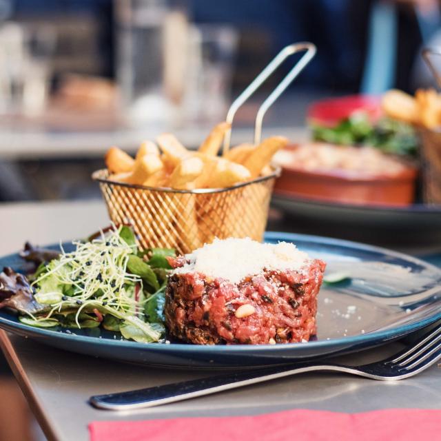 Tartare di bistecca e patatine fritte