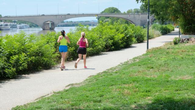 Deux sportives courent sur la Barthelasse