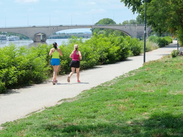 Deux sportives courent sur la Barthelasse