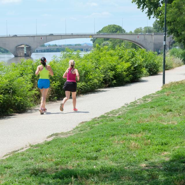 Deux sportives courent sur la Barthelasse