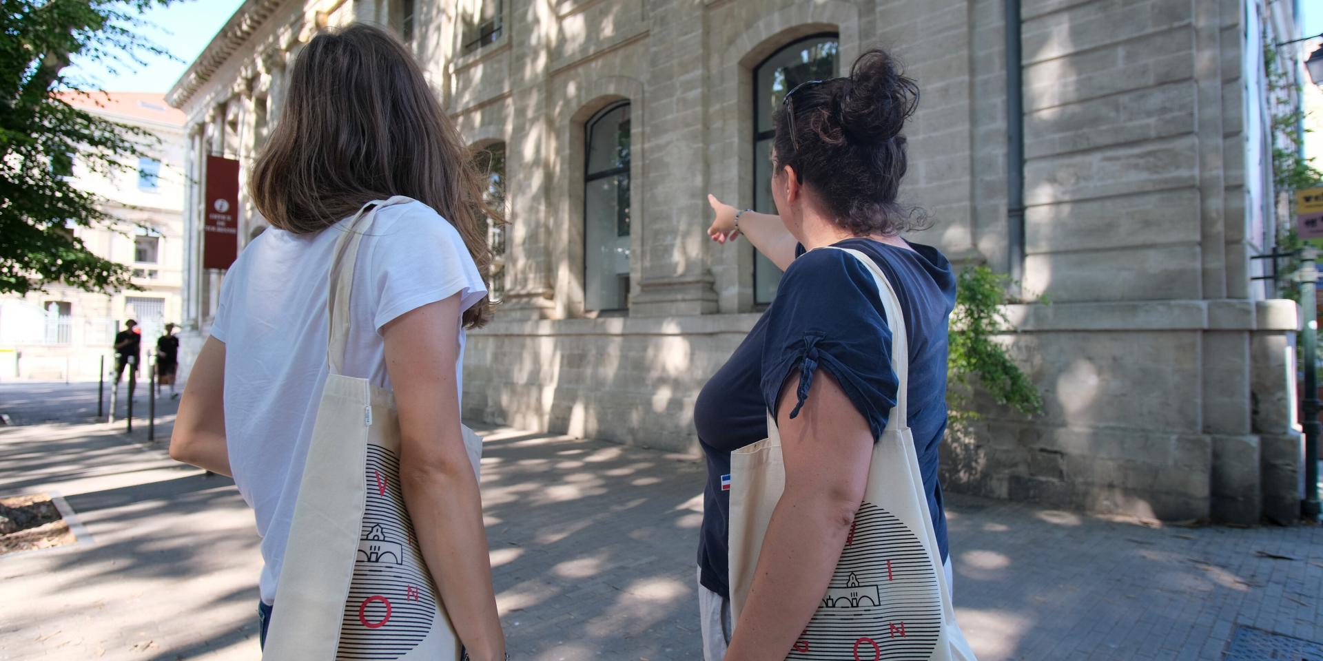 Accueil presse d'une blogueuse devant l'office de tourisme