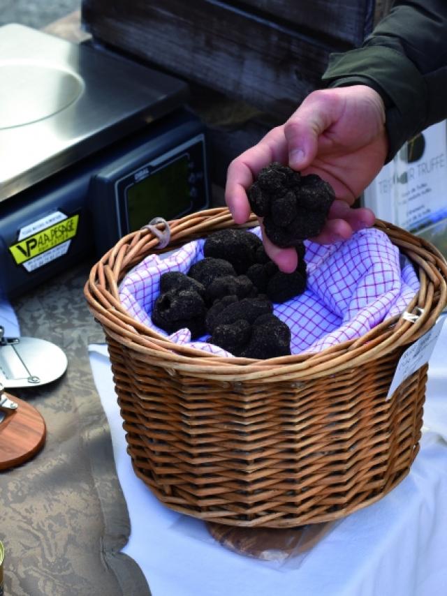 Marche Aux Truffes Credit Photo Office De Tourisme De Richerenches