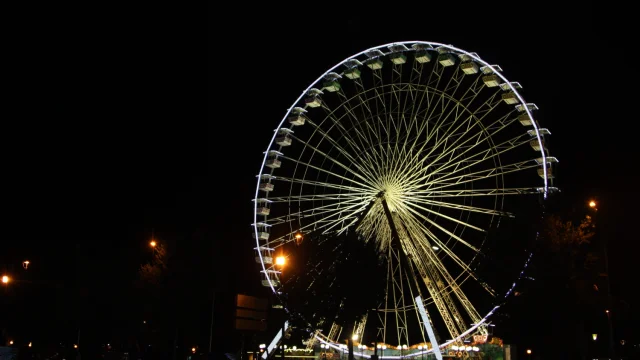 La Grande Roue Davignon Sur Les Allees De Loulle