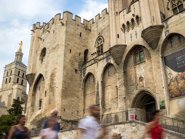 Famille devant Palais des Papes