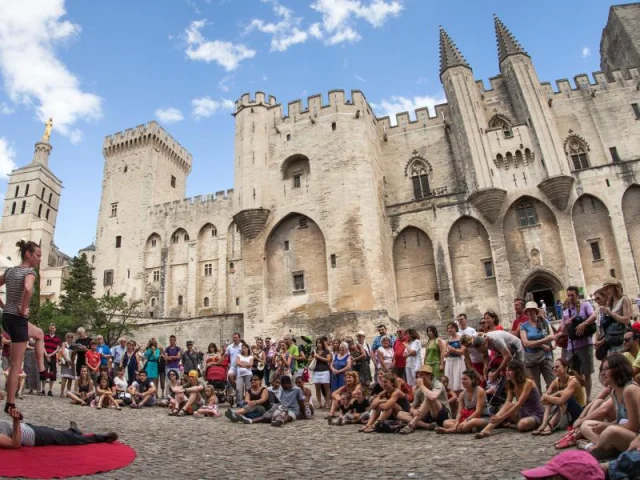 Le Festival Off Sur La Place Du Palais Des Papes Davignon 1200x600 Crop 1683185415