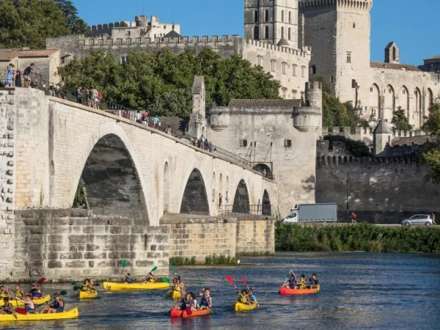 Blick Auf Die Brücke Saint Benezet Oder Pont Davignon Von Lile De La Barthelasse Mit Kanu fahrenden Touristen Auf Der Rhone 1200x600 Crop 1686128648