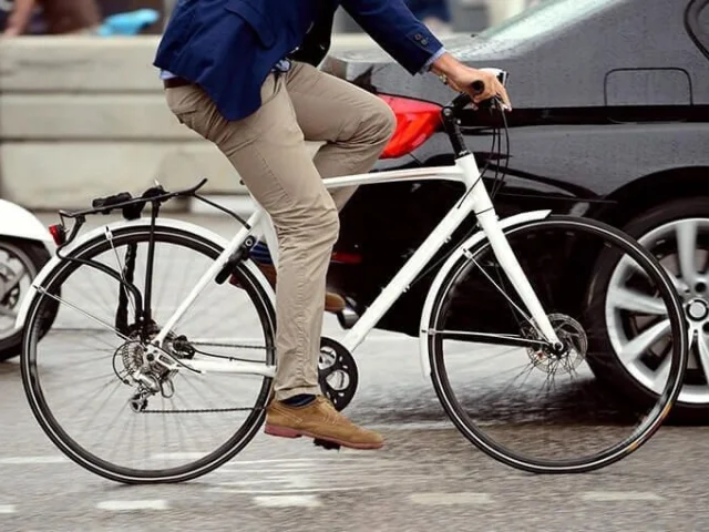 Velo Roulant Dans Une Rue