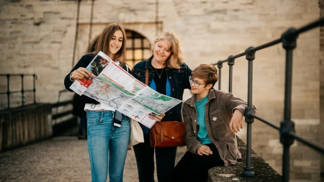 Touristes lisant un plan sur le Pont d'Avignon