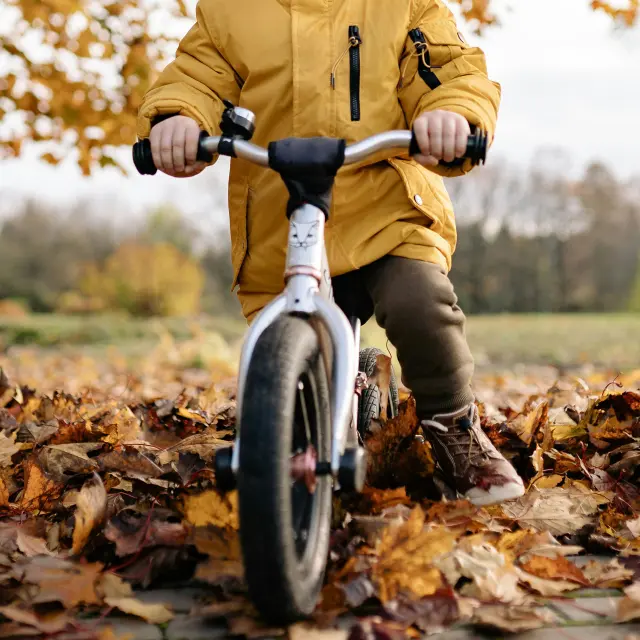 Enfant Sur Son Velo En Hiver 1